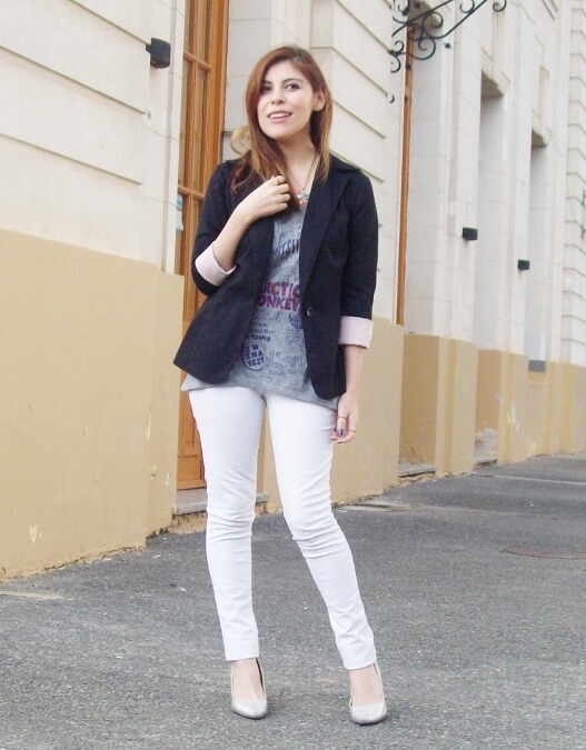 arctic-monkeys-tee-gray-black-blazer-white-jeans-streetstyle01