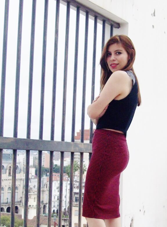 burgundy-pencil-skirt-black-crop-top-streetstyle-deborah-ferrero-style-by-deb08