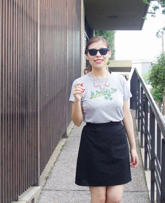black-skirt-old-tshirt-pink-shoes-streetstyle-02