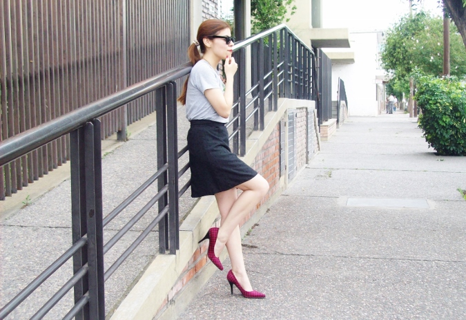black-skirt-old-tshirt-pink-shoes-streetstyle-09