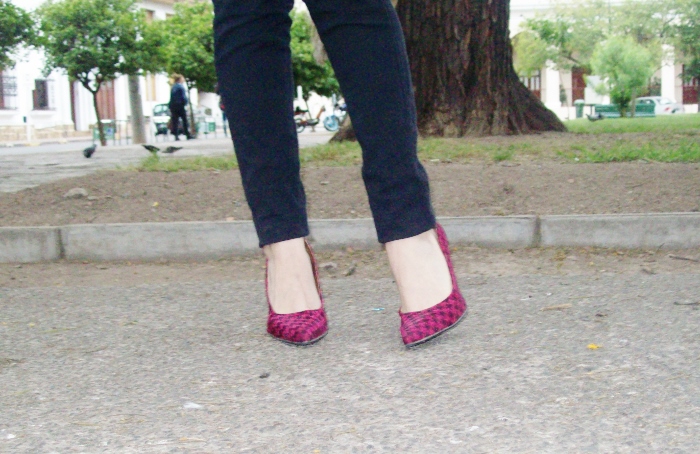 black-suit-denim-chambray-shirt-stilettos-pink-shoes-officewear06