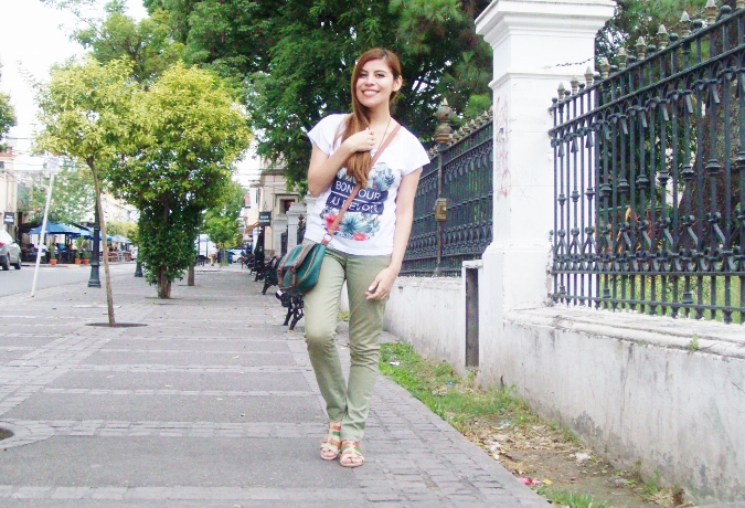 olive-pants-white-tee-flat-sandals-streetstyle-summer2015-13
